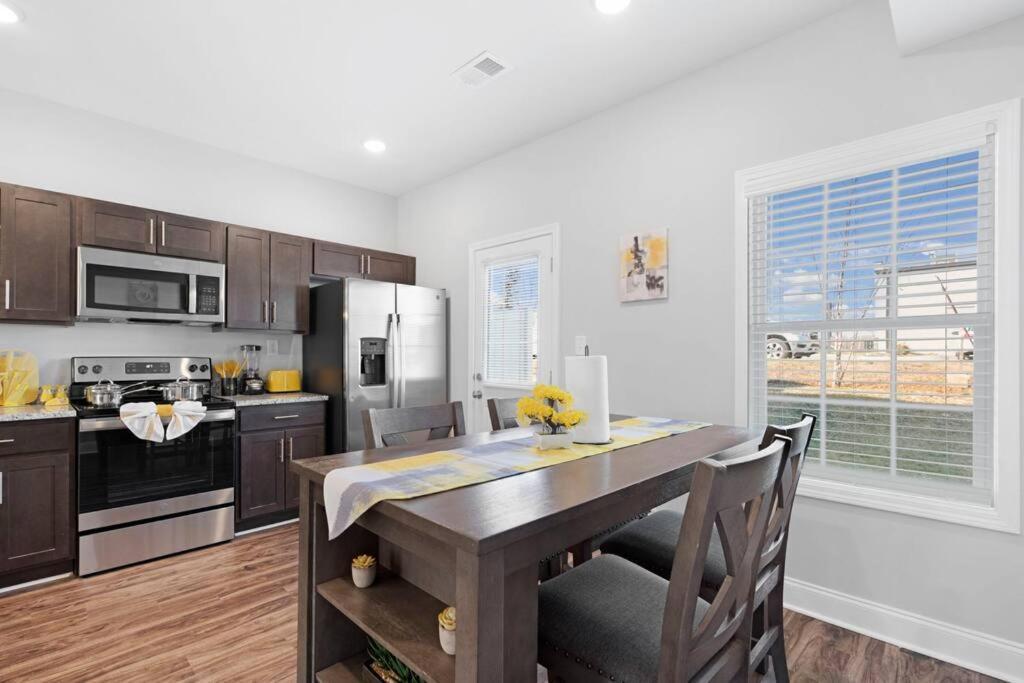Make Lemonade In Luxury W King Bed And Free Parking Plus 40 Minutes To Nashville Clarksville Bagian luar foto