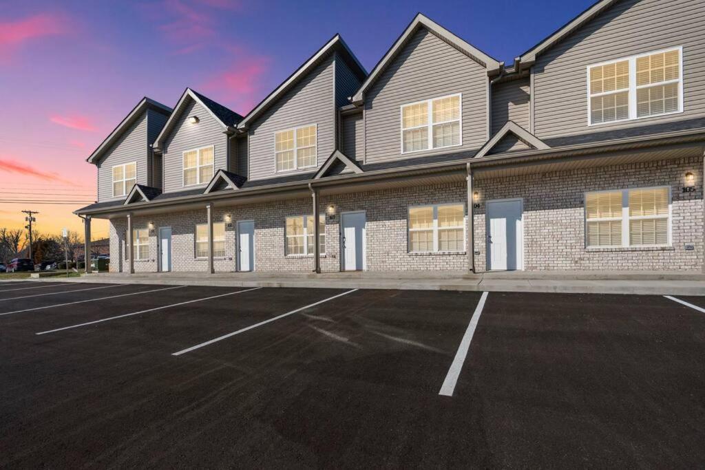 Make Lemonade In Luxury W King Bed And Free Parking Plus 40 Minutes To Nashville Clarksville Bagian luar foto